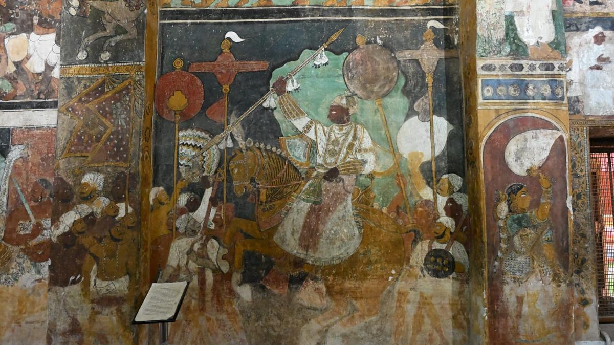 An interesting assortment of murals - some depicting the battles while others, episodes from the Ramayana, add interest to the art buffs visiting the Ramalinga Vilas Palace in Ramanathapuram. 