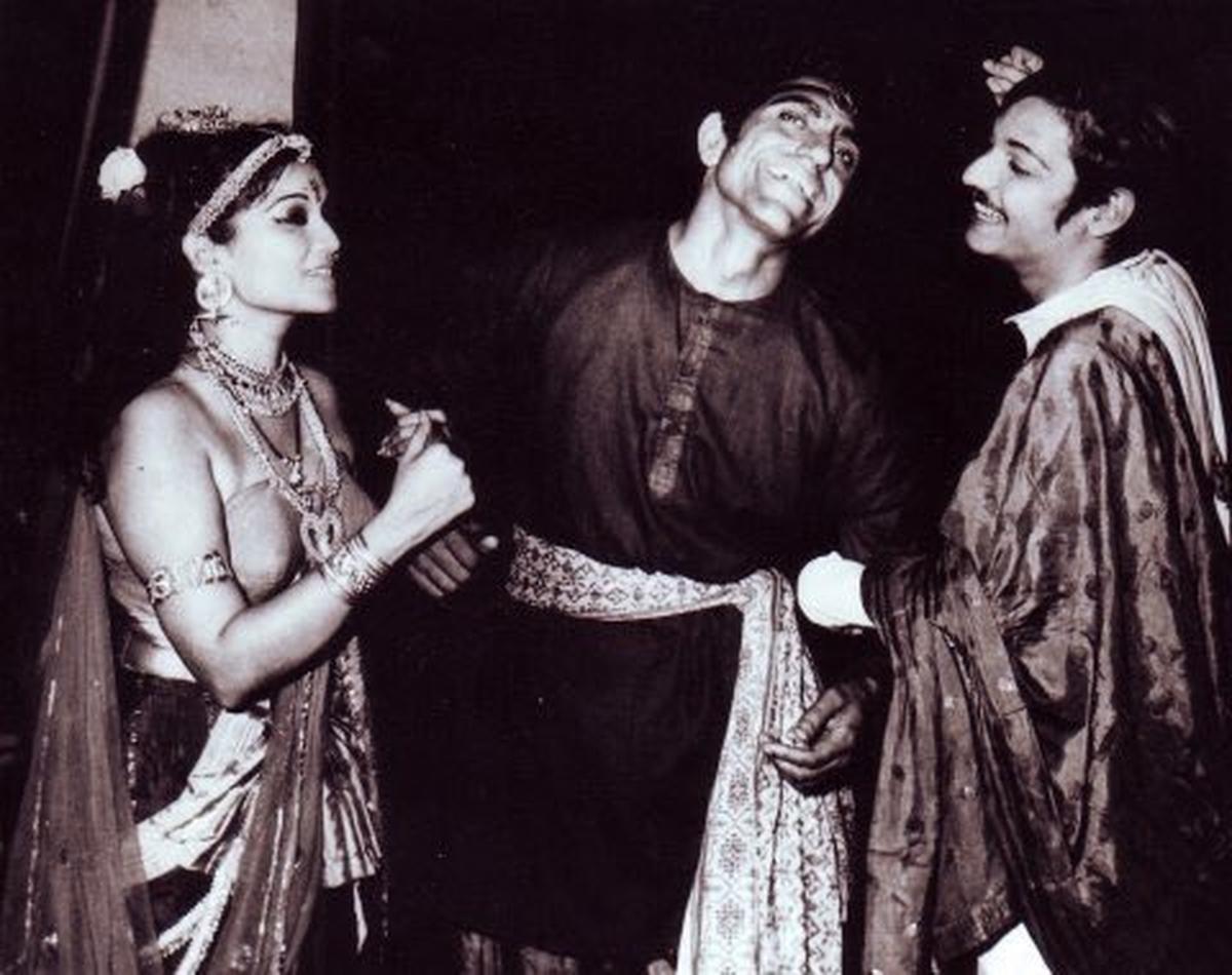 Amol Palekar con Amrish Puri e Sunila Pradhan durante le prove di Hayavadana di Girish Karnad. Amol Palekar con Amrish Puri e Sunila Pradhan durante le prove di Hayavadana di Girish Karnad.