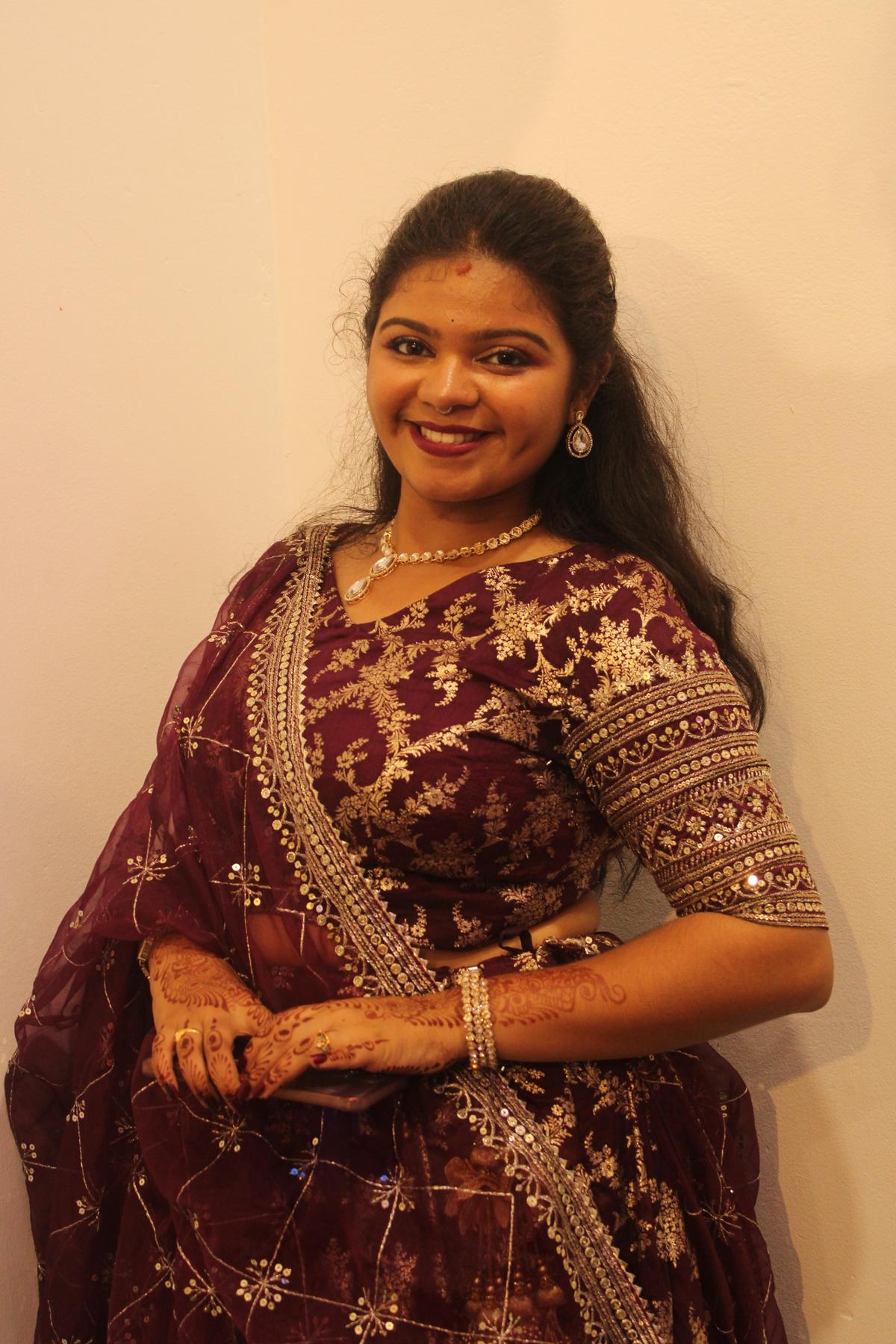 Sakshi Seshadri, 20 anni, è uno studente dell'ultimo anno di economia alla St. Aloysius, Mangaluru, di giorno. Studentessa di Sumangala Ratnakar Rao, è anche un'artista Yakshagana.