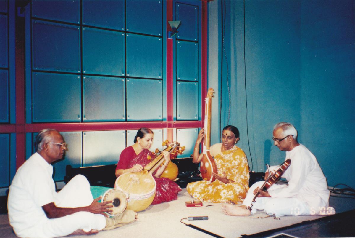 Suguna Varadachari accompanying R.S. Jayalakshmi.