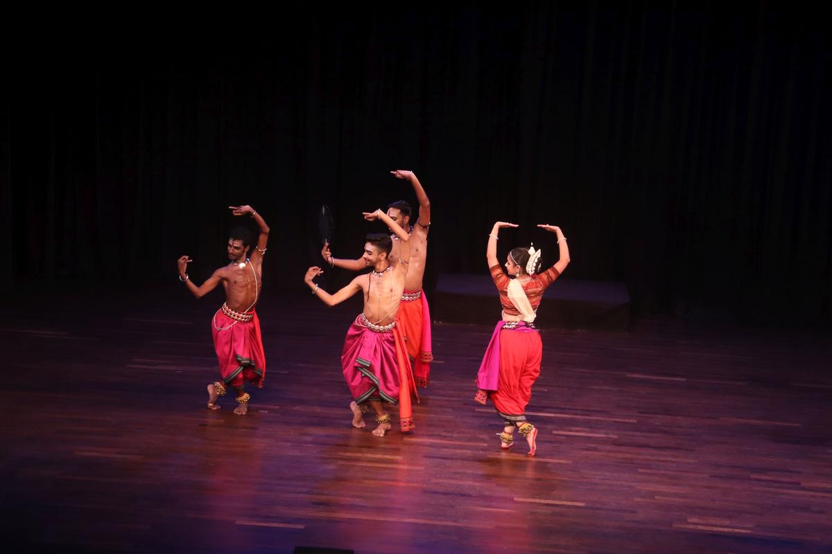 बैंगलोर इंटरनेशनल सेंटर में शर्मिअल बिस्वास के छात्रों द्वारा एक अच्छा समन्वित प्रदर्शन। बैंगलोर इंटरनेशनल सेंटर में शर्मिअल बिस्वास के छात्रों द्वारा एक अच्छा समन्वित प्रदर्शन।