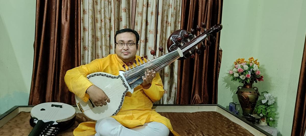 Joydeep Mukherjee strumming the Sur-Rabab. Joydeep Mukherjee strumming the Sur-Rabab.
