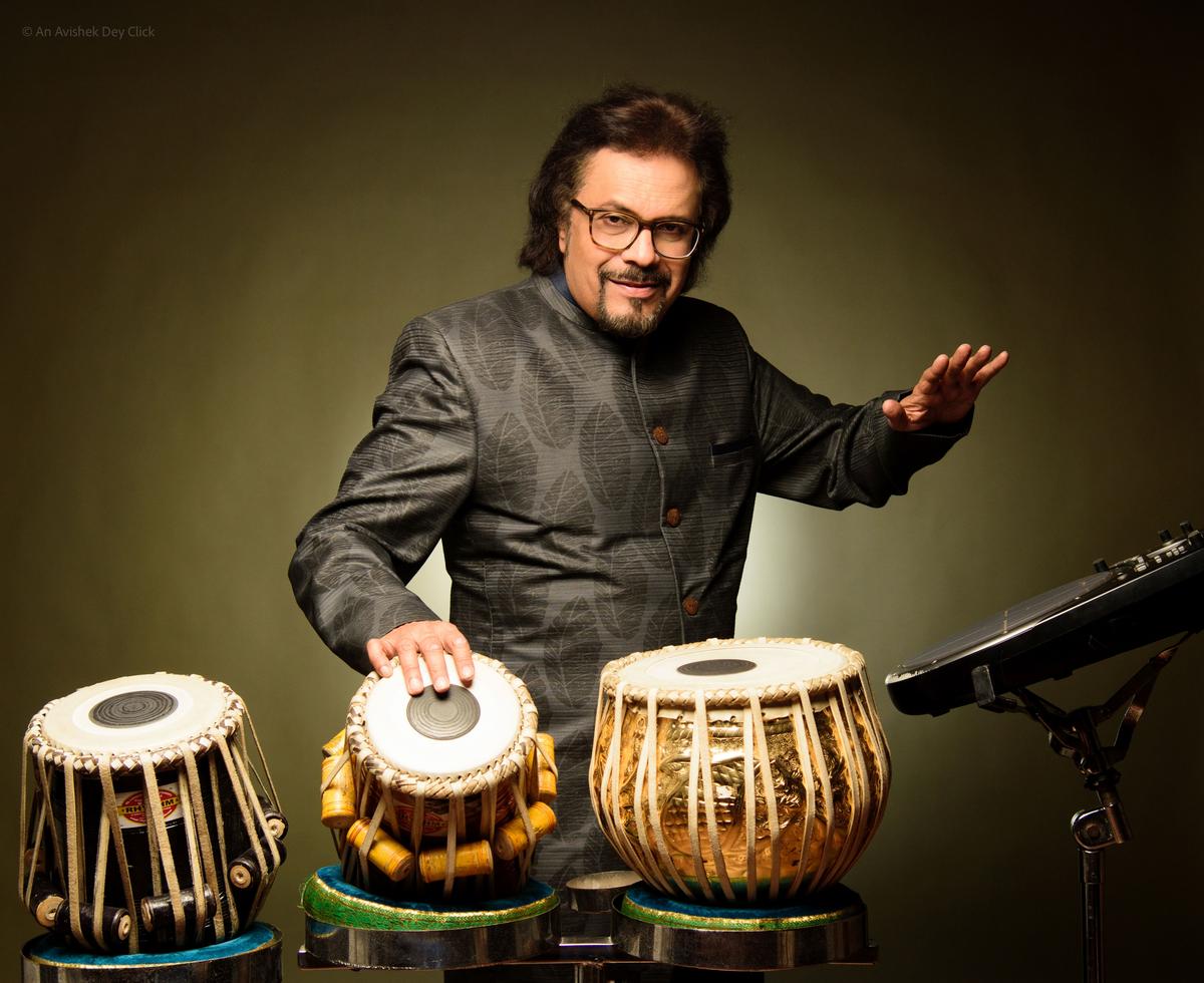 बिक्रम घोष का 'ड्रम्स ऑफ द ईस्ट' बंगाल की लयबद्ध परंपराओं और ध्वनियों का जश्न मनाता है। बिक्रम घोष का 'ड्रम्स ऑफ द ईस्ट' बंगाल की लयबद्ध परंपराओं और ध्वनियों का जश्न मनाता है।