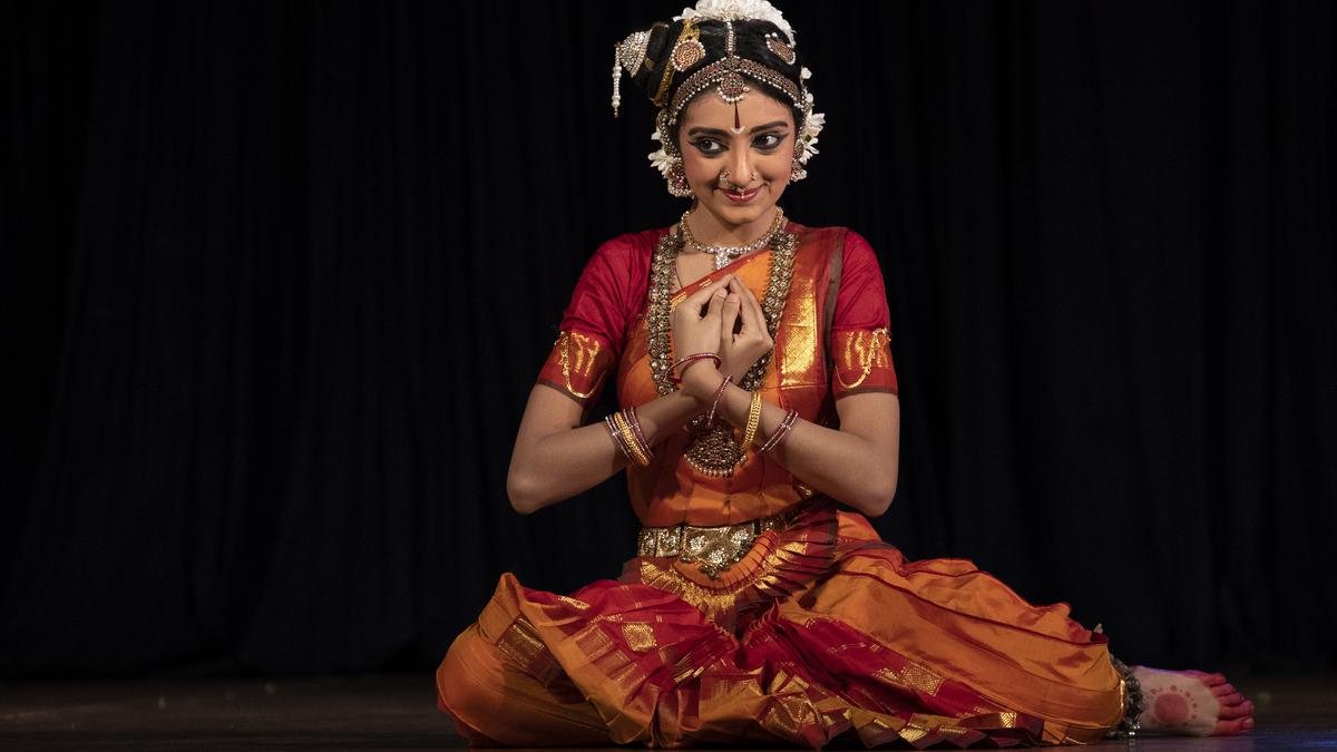 Pin by Leena Kshirsagar on Nritya | Bharatanatyam poses, Bharatanatyam  dancer, Dance poses
