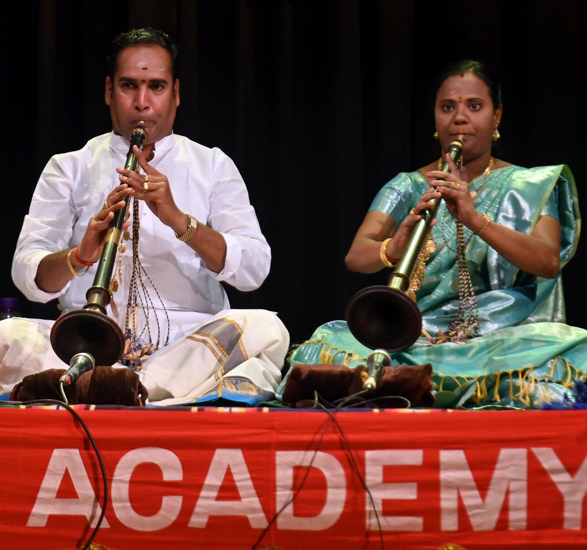 Tirupananthal Viswanathan e Vijayalakshmi. Tirupananthal Viswanathan e Vijayalakshmi.