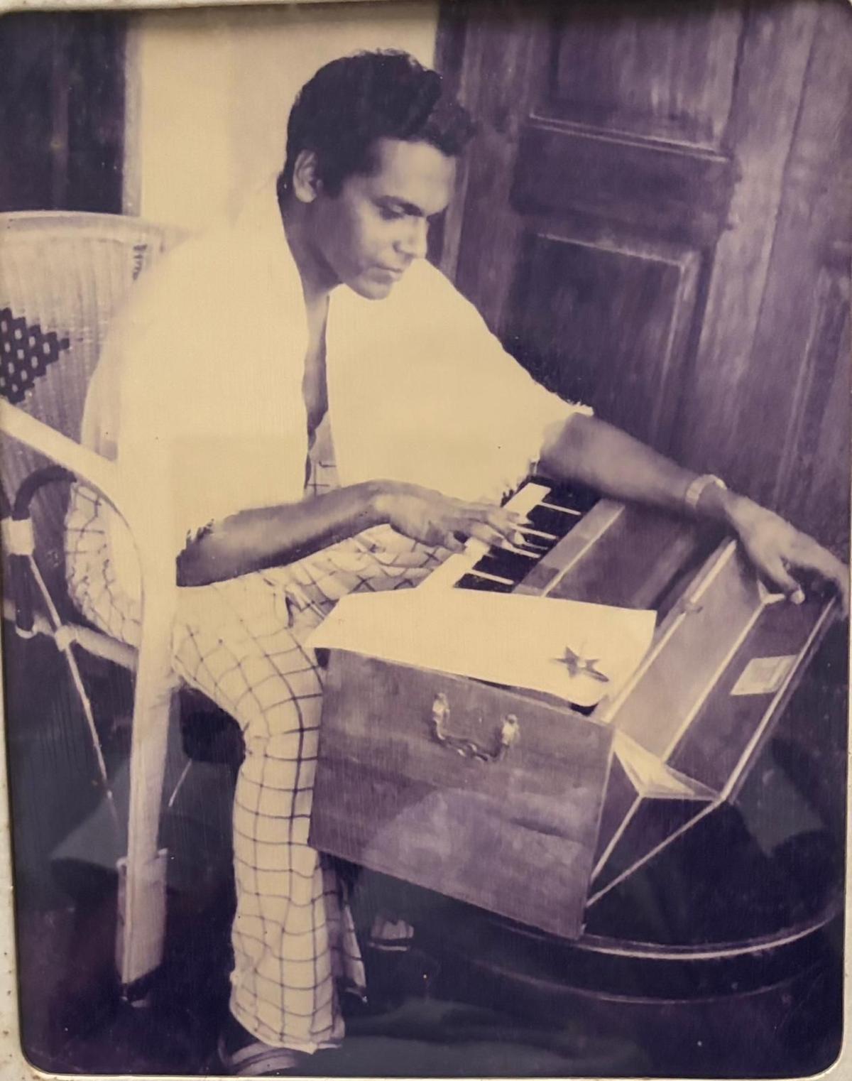 With an aim to take classical music to everyone, Devarajan master set to tune many poems penned by well-known writers and included in his concerts too. With an aim to take classical music to everyone, Devarajan master set to tune many poems penned by well-known writers and included in his concerts too.