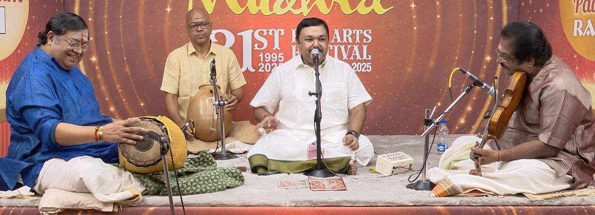 कश्यप महेश तिरुवरूर बक्तवत्सलम (मृदंगम), एन. गुरुप्रसाद (घाटम) और वीएल कुमार (वायलिन) के साथ। कश्यप महेश तिरुवरूर बक्तवत्सलम (मृदंगम), एन. गुरुप्रसाद (घाटम) और वीएल कुमार (वायलिन) के साथ।