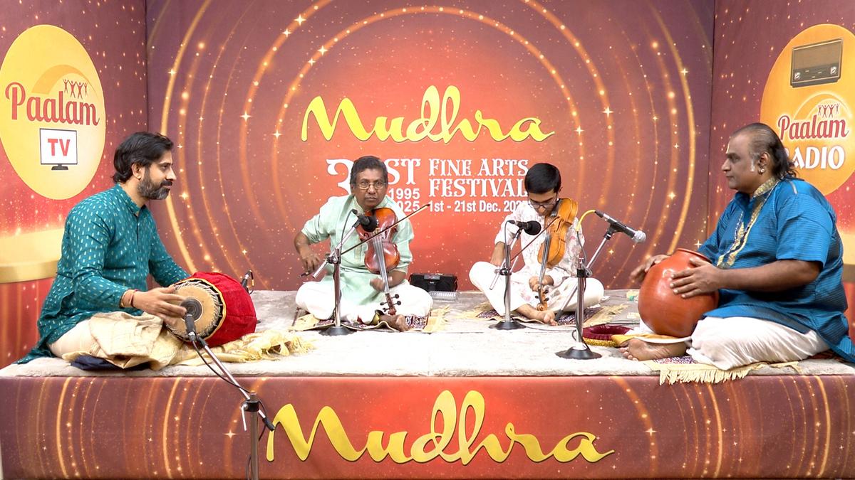 टीएम अब्दुल अज़ीज़ और उनके शिष्य मिहिर राजीव के साथ मृदंगम पर विजय नटसन और घाटम पर एस कार्तिक हैं।