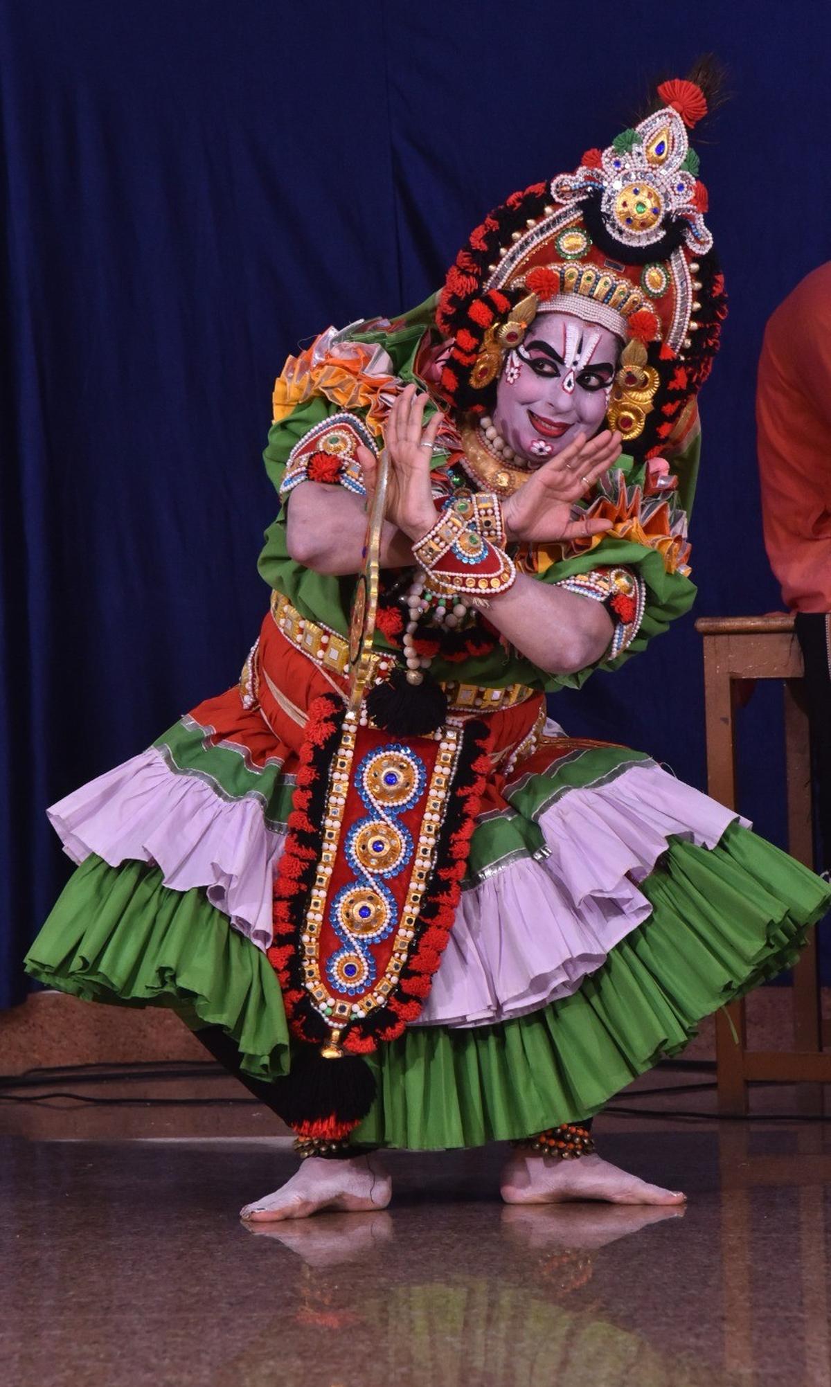 Sumangala Ratnakar Rao, un'artista qualificata di Bharatanatyam, ha iniziato a imparare Yakshagana nel 2009 all'età di 32 anni. Ha introdotto l'apprendimento strutturato di Bharatanatyam nella formazione Yakshagana.
