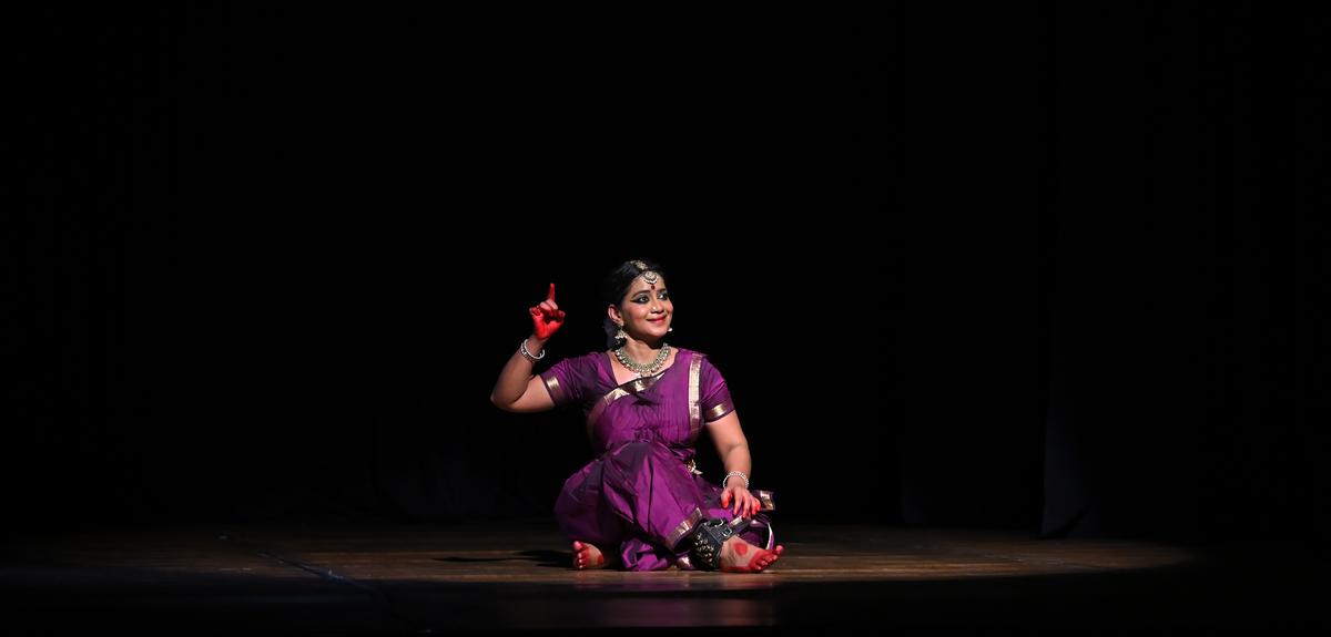 कीर्तन रवि ने मियां का मल्हार में अपने थिलाना में बारिश की सुंदरता का पता लगाया।