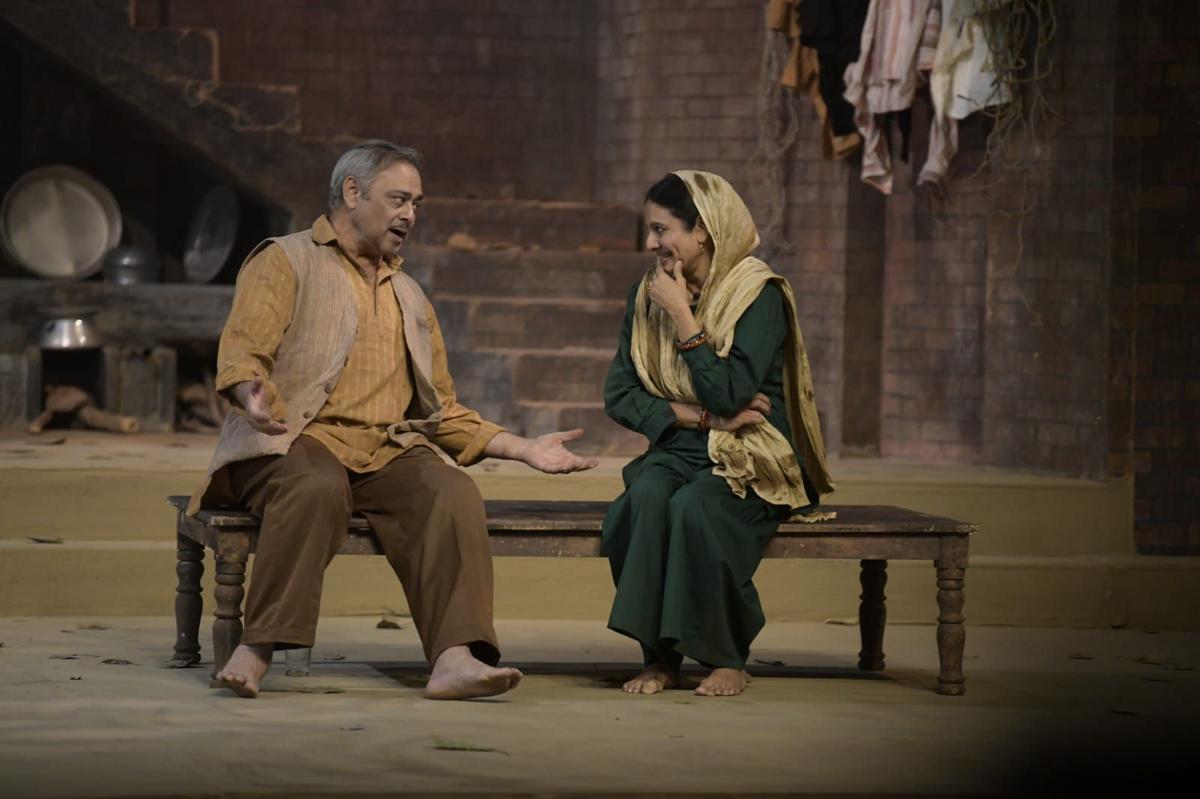 हिंद 1957 में सचिन खेडेकर और सोनल झा।