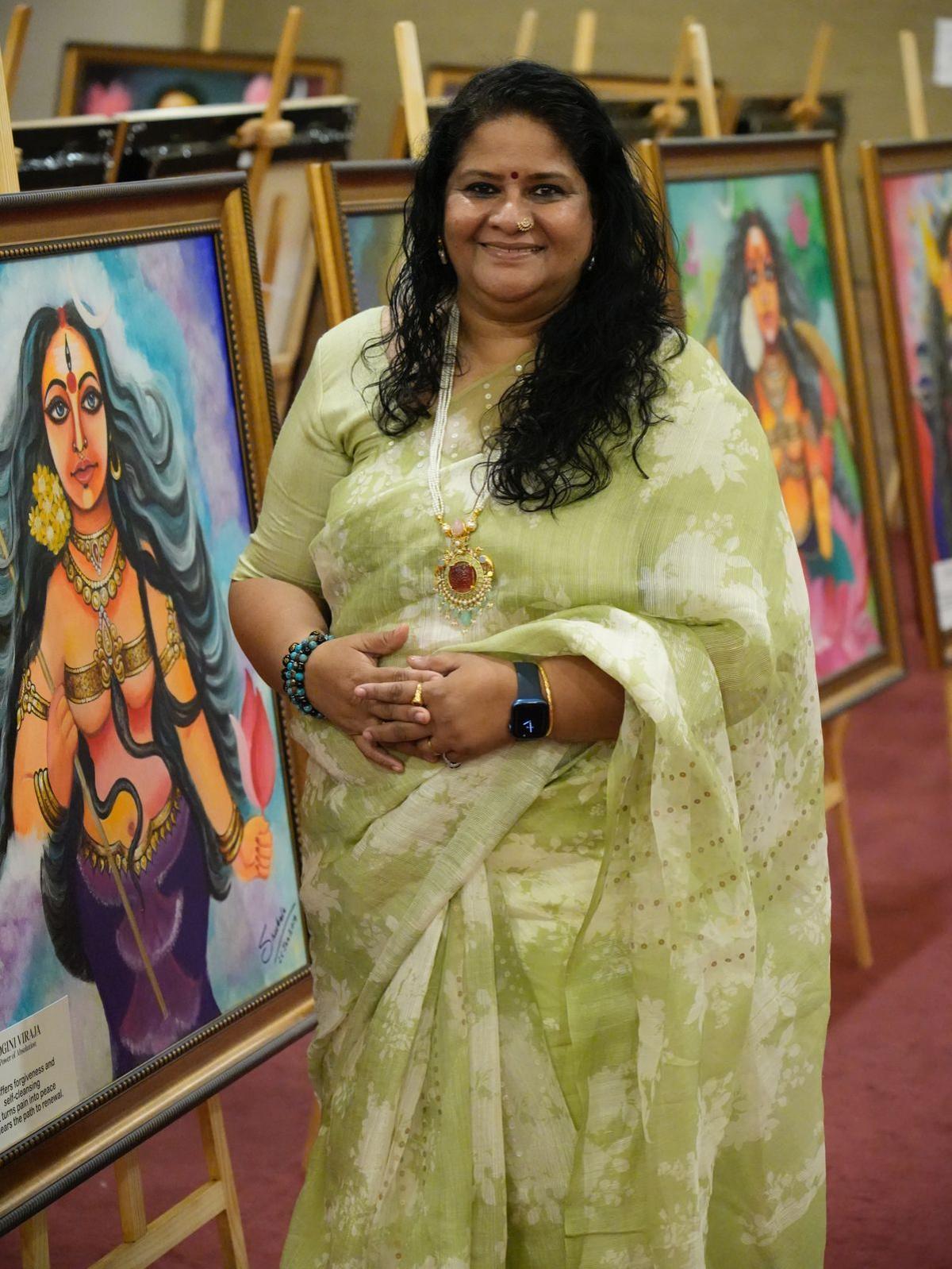 Las pinturas de Beena Unnikrishnan de los 64 Yoginis están inspiradas en la idea de la energía femenina dentro de la filosofía hindú. Las pinturas de Beena Unnikrishnan de los 64 Yoginis están inspiradas en la idea de la energía femenina dentro de la filosofía hindú.