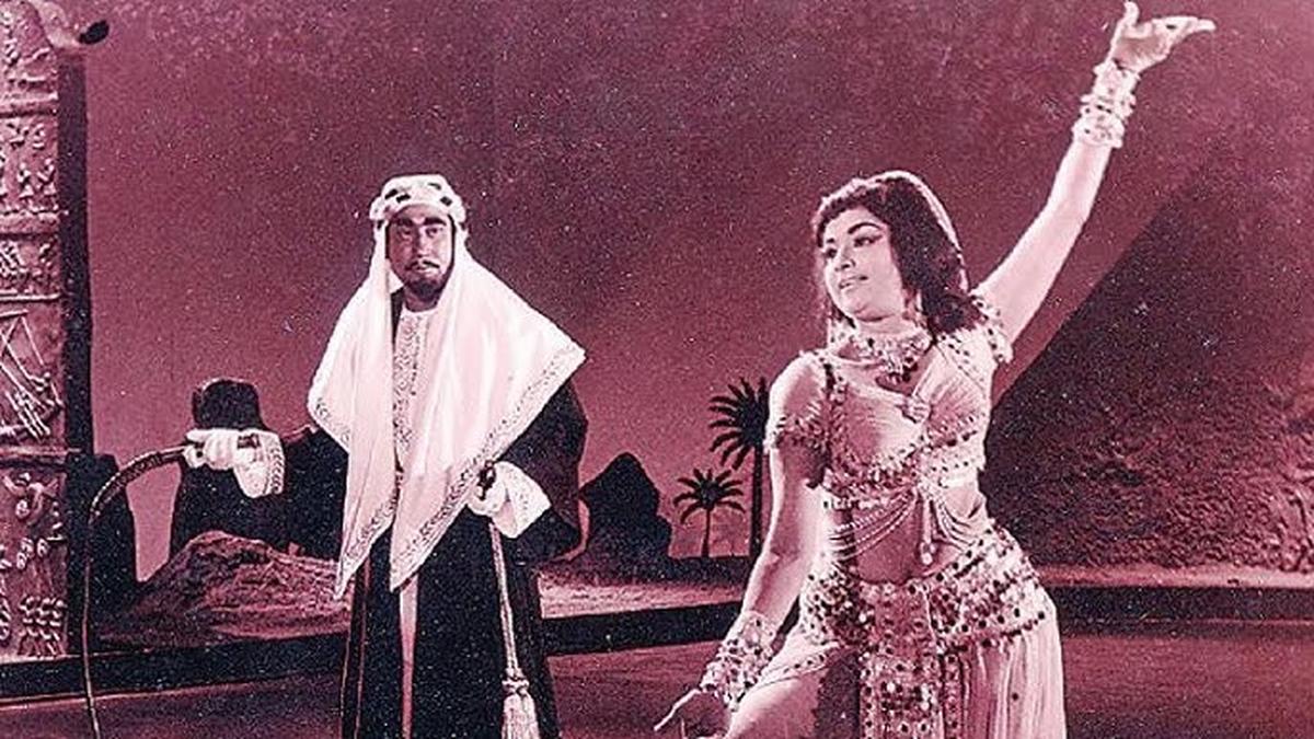 The song ‘Patatthu rani’ in the film Sivandha Mann is popular for L.R. Eswari’s style of rendition. The song ‘Patatthu rani’ in the film Sivandha Mann is popular for L.R. Eswari’s style of rendition.