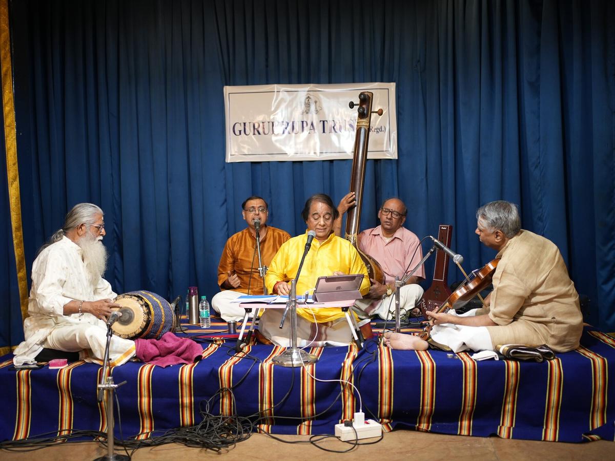 T.N. Seshagopalan accompanied by R.K. Shriramkuamr (violin),  and Trichur C. Narendran (mridangam).