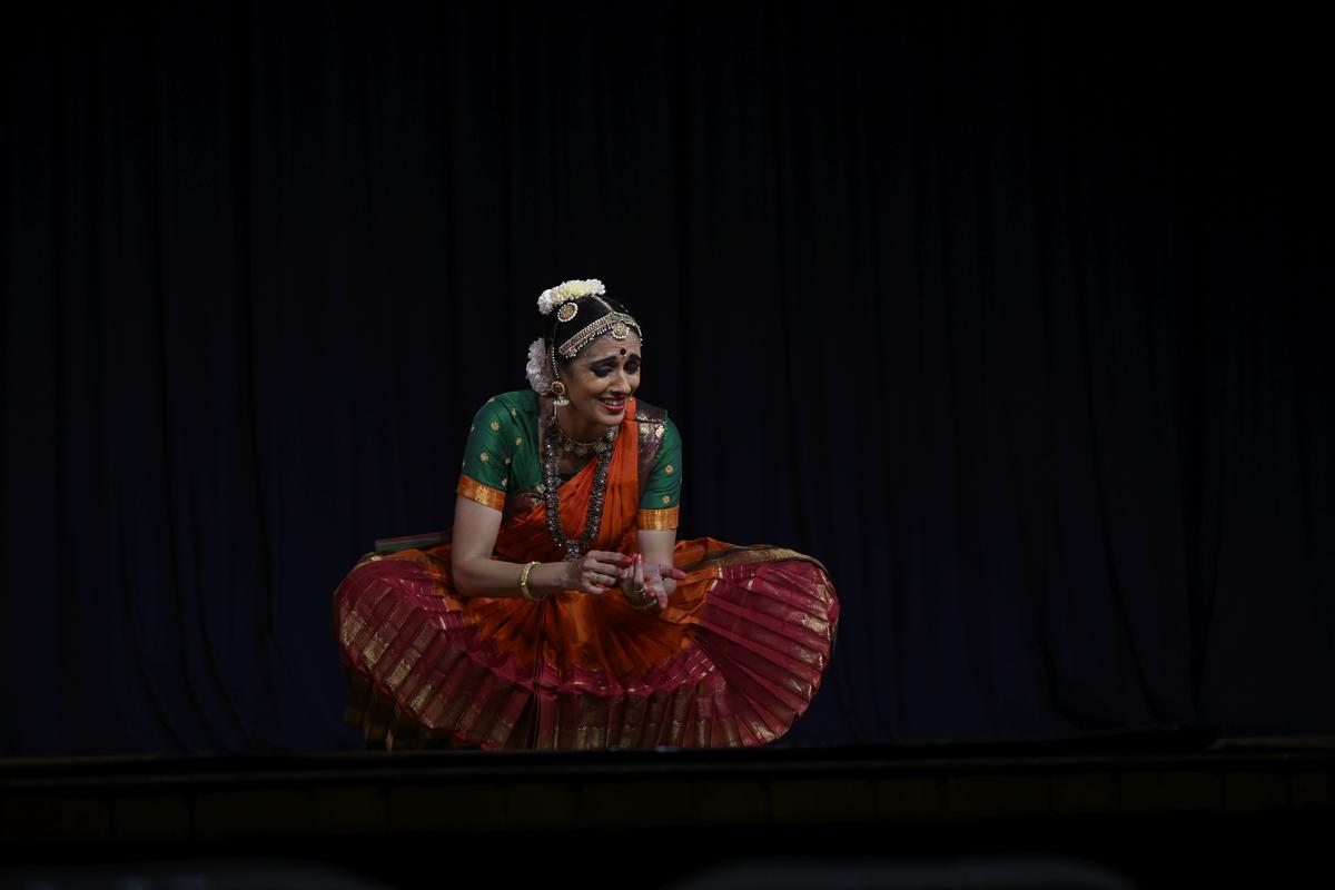 अंजना आनंद दिसंबर में नारद गण सभा के 2025 वार्षिक उत्सव में प्रदर्शन करती हुईं। अंजना आनंद दिसंबर में नारद गण सभा के 2025 वार्षिक उत्सव में प्रदर्शन करती हुईं।