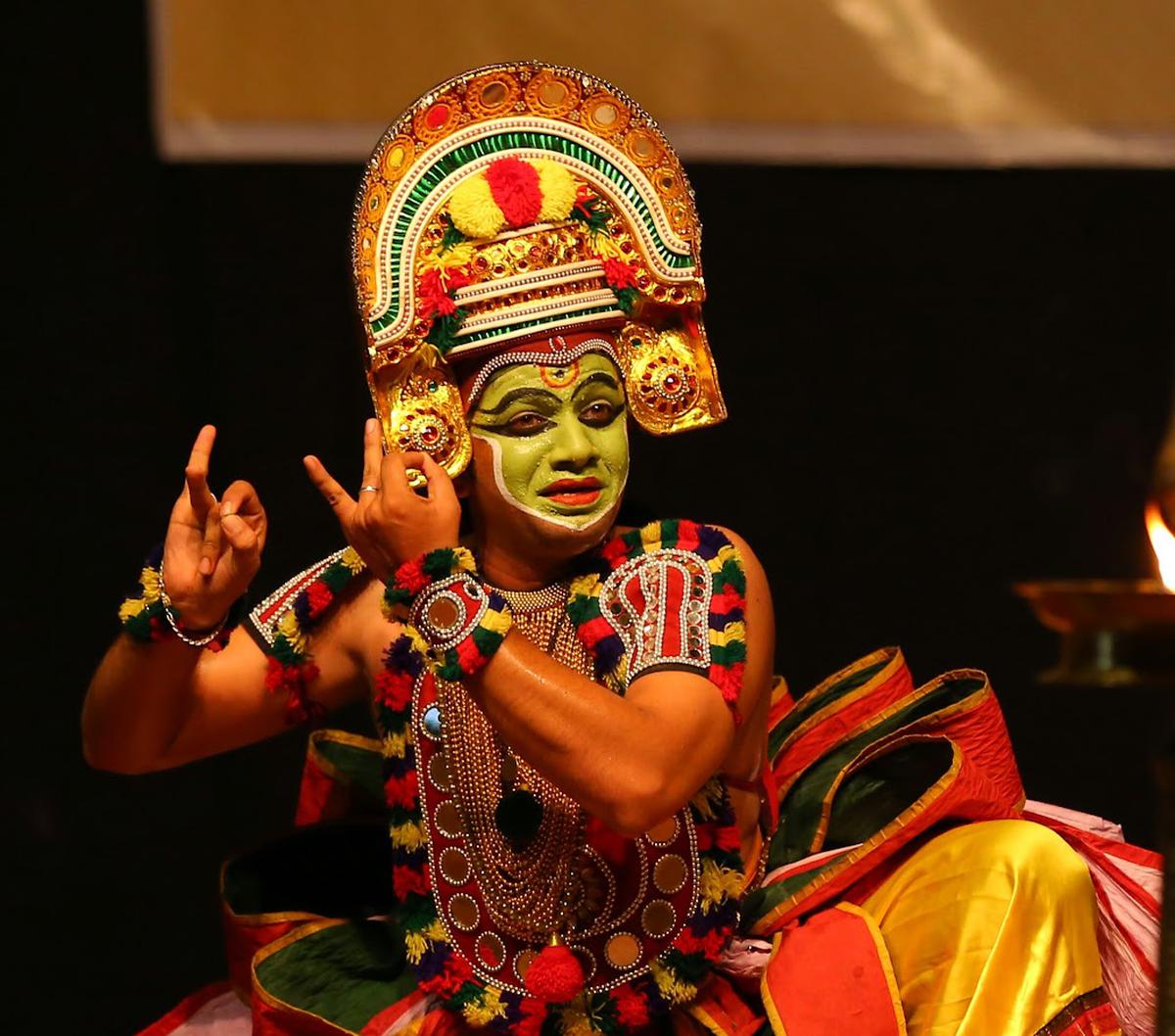 Seethankan Thulla, a form of Thullal, an art form of Kerala, was presented at Dvi Nethram, Natyadarshan 2022, organised by Kartik Fine Arts.