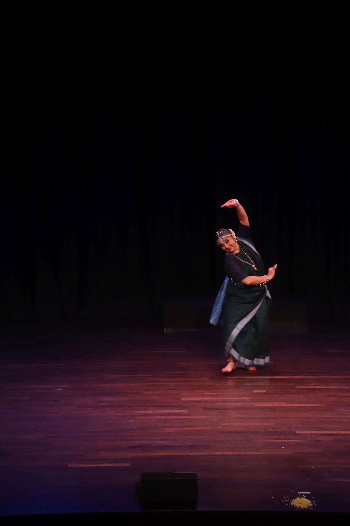 शर्मिला बिस्वास हाल ही में बेंगलुरु इंटरनेशनल सेंटर में परफॉर्म कर रही हैं। शर्मिला बिस्वास हाल ही में बेंगलुरु इंटरनेशनल सेंटर में परफॉर्म कर रही हैं।