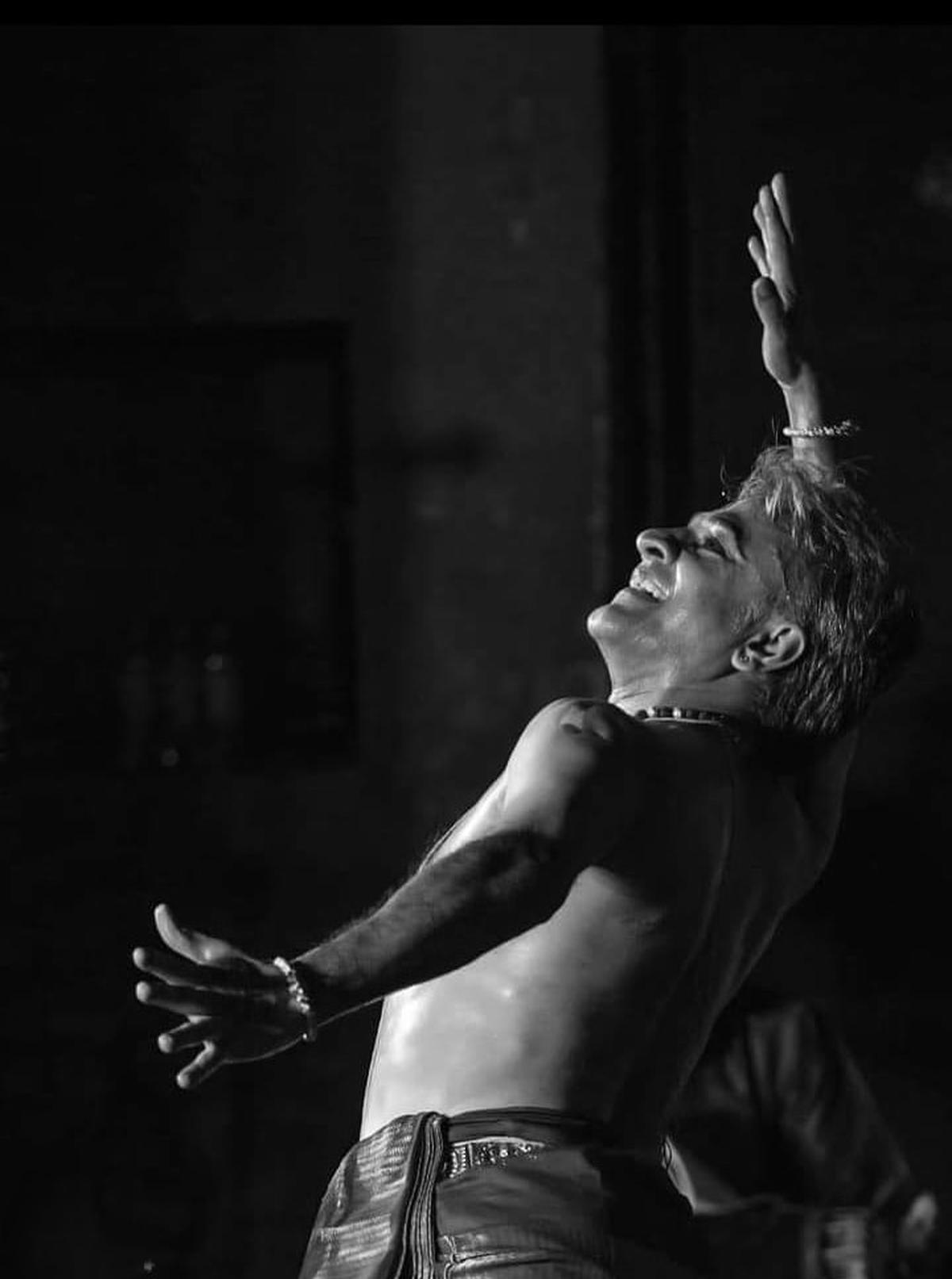 शारदा हॉफमैन ने उन्हें अपने जुनून को आगे बढ़ाने के लिए प्रेरित किया। शारदा हॉफमैन ने उन्हें अपने जुनून को आगे बढ़ाने के लिए प्रेरित किया।