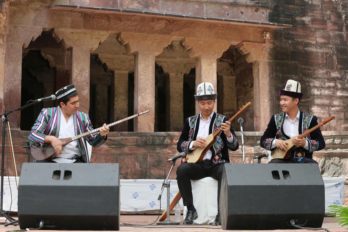 Eleman Kanybekov and Kamuz Aibek Kanybekov from Kyrgyztan playing the lute accompanied by Ilyas Arabov from Uzbekistan on the dutar.