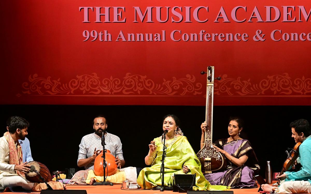 Sudha Ragunathan acompanhado por Embar Kannan (violino), Sumesh Narayanan (mridangam) e S. Krishna (ghatam).