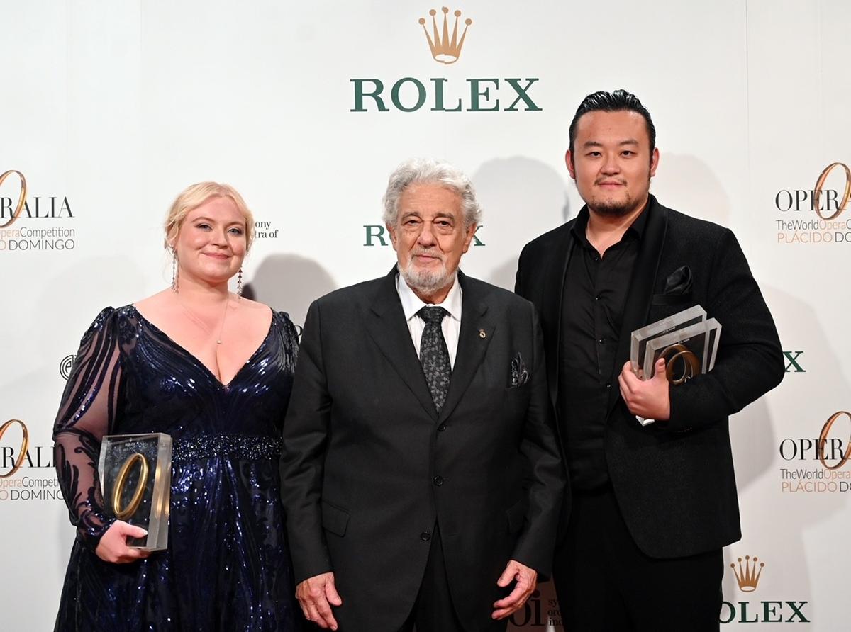 Le Bu from China and American soprano Kathleen O’Mara, the winners of the Operalia 2024, with the legendary Placido Domingo.