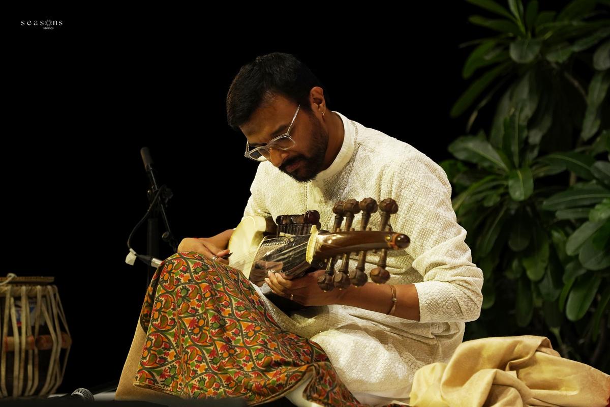Abhishek Borkar began with raag Hem Bihag, composed by Baba Allaudin Khan. Abhishek Borkar began with raag Hem Bihag, composed by Baba Allaudin Khan.