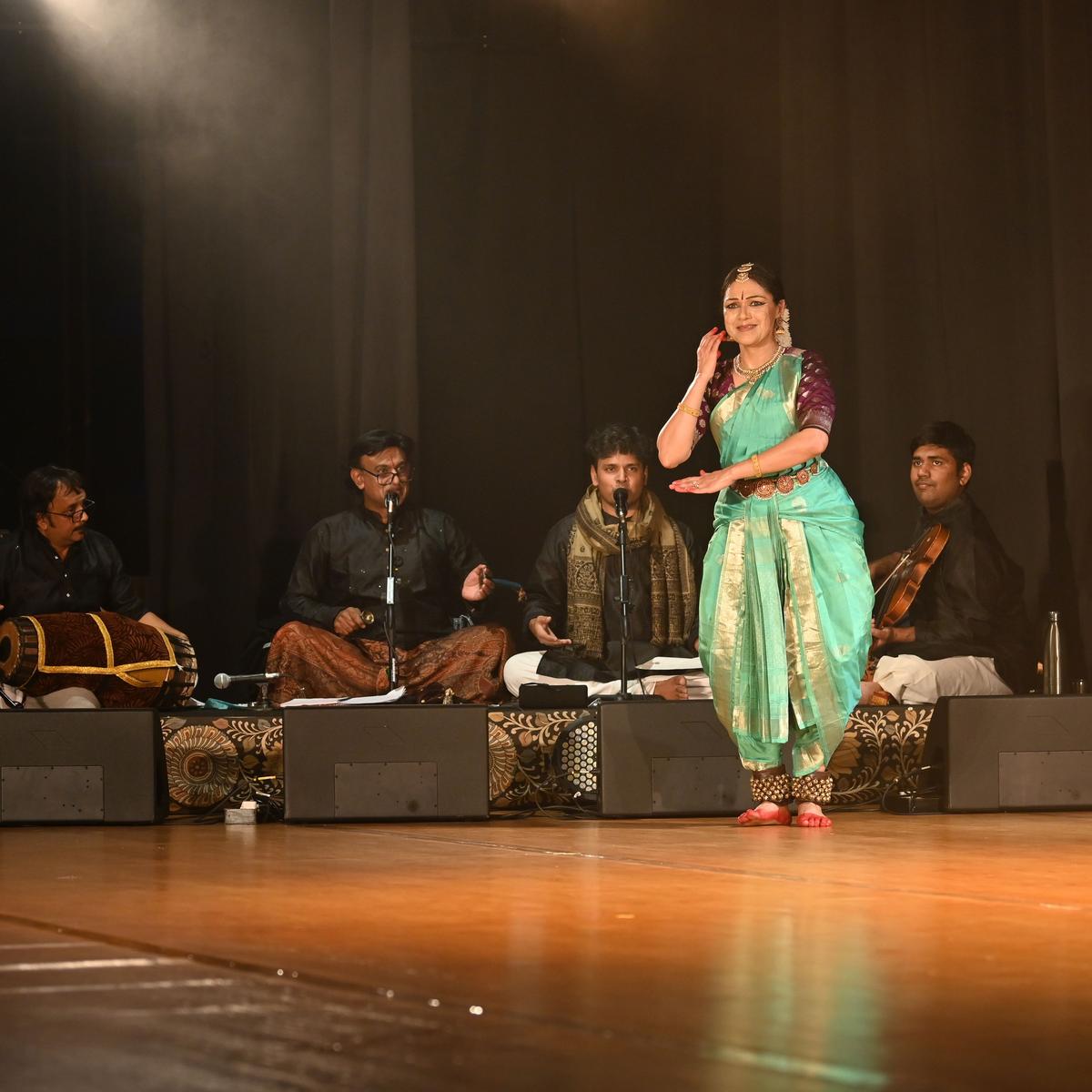 O acompanhamento matizado da orquestra aumentou o apelo geral da performance de Rama Vaidyanathan.