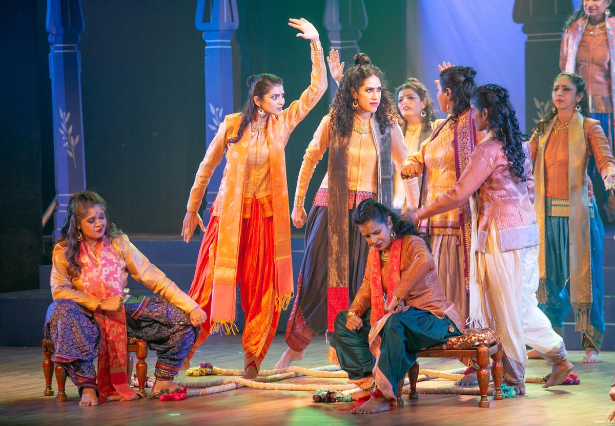 The use of twisted stoles to depict a checkerboard was imaginative. 