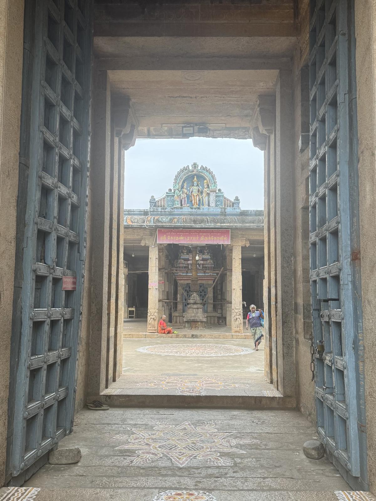 The entrance to the Vaduvur Kodandarama temple.