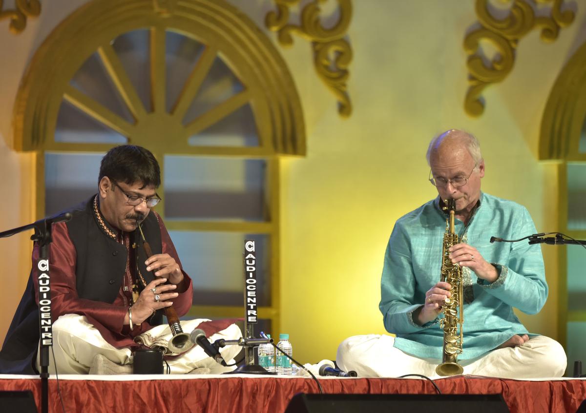 The Phil Scarf (Sachs) reflected every phrase played by Vikas Baby (Shehnai) before going to blossom notes. 