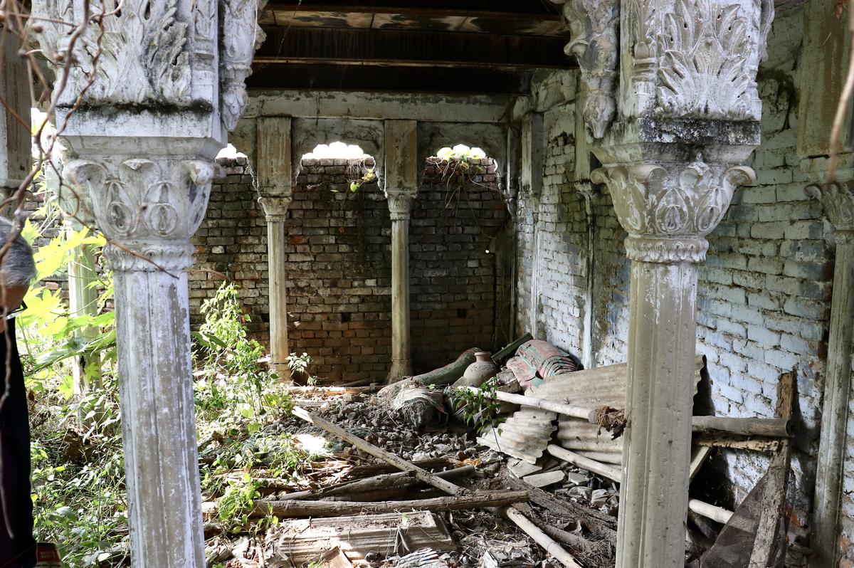 The grave of Zohra Bai lying in a state of neglect.