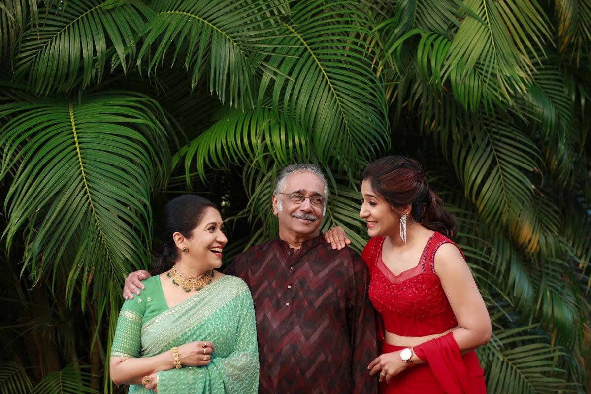 Sujatha with husband Mohan and daughter Shweta, who is also a well-known singer. Sujatha with husband Mohan and daughter Shweta, who is also a well-known singer.