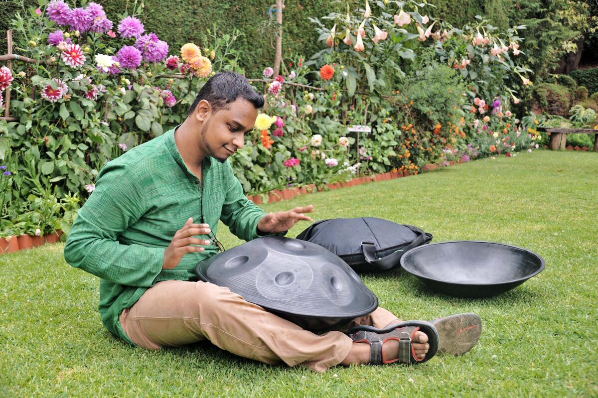 चिराग वैथीस्वरन अपने हैंडपैन के साथ