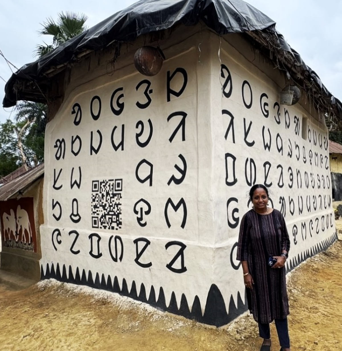 Mithu Sen creates a hut inside the Santhal village with the script.