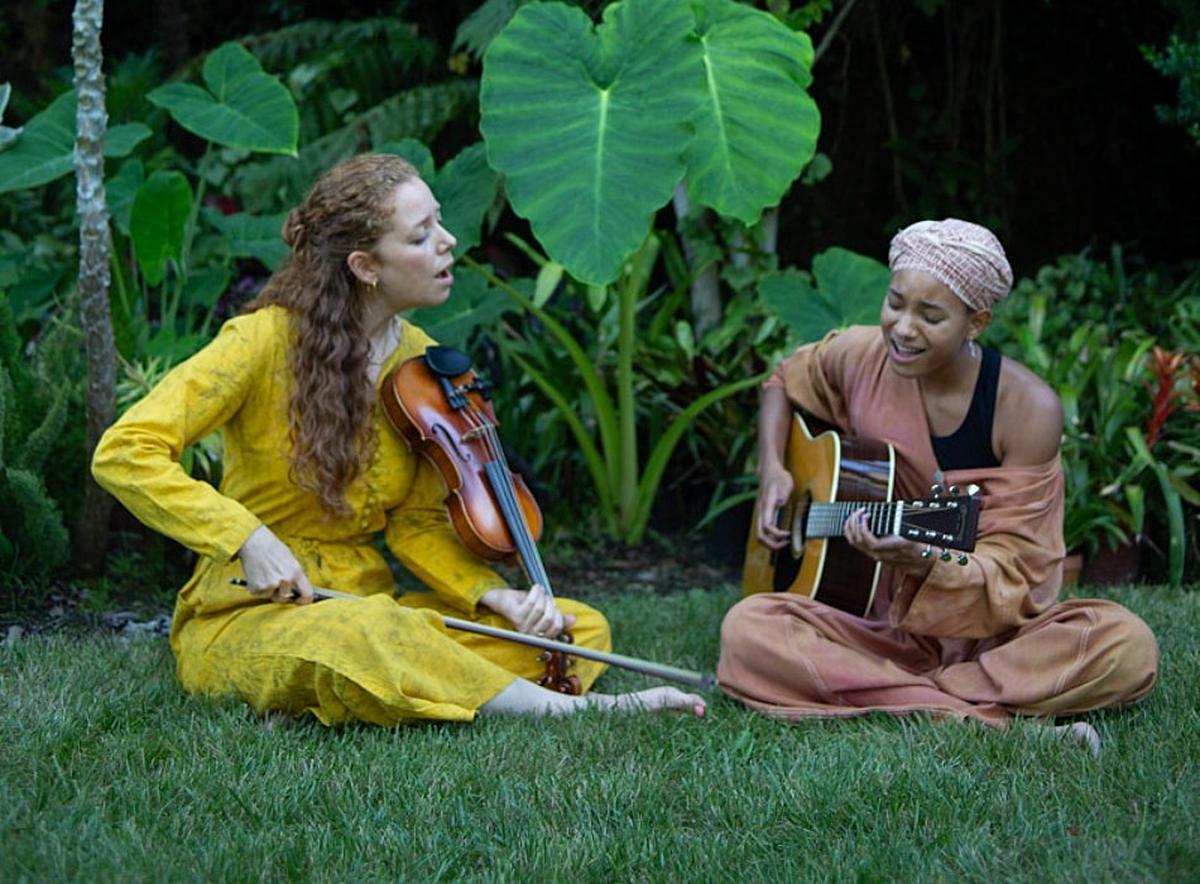 Jahnavi Harrison com Willow Smith. Jahnavi Harrison com Willow Smith.