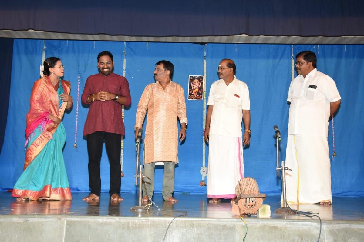 Mappilai Ganesh’s direction ensured that the audience was not confused by the complicated goings-on in the play Killadi Maplae. Mappilai Ganesh’s direction ensured that the audience was not confused by the complicated goings-on in the play Killadi Maplae.