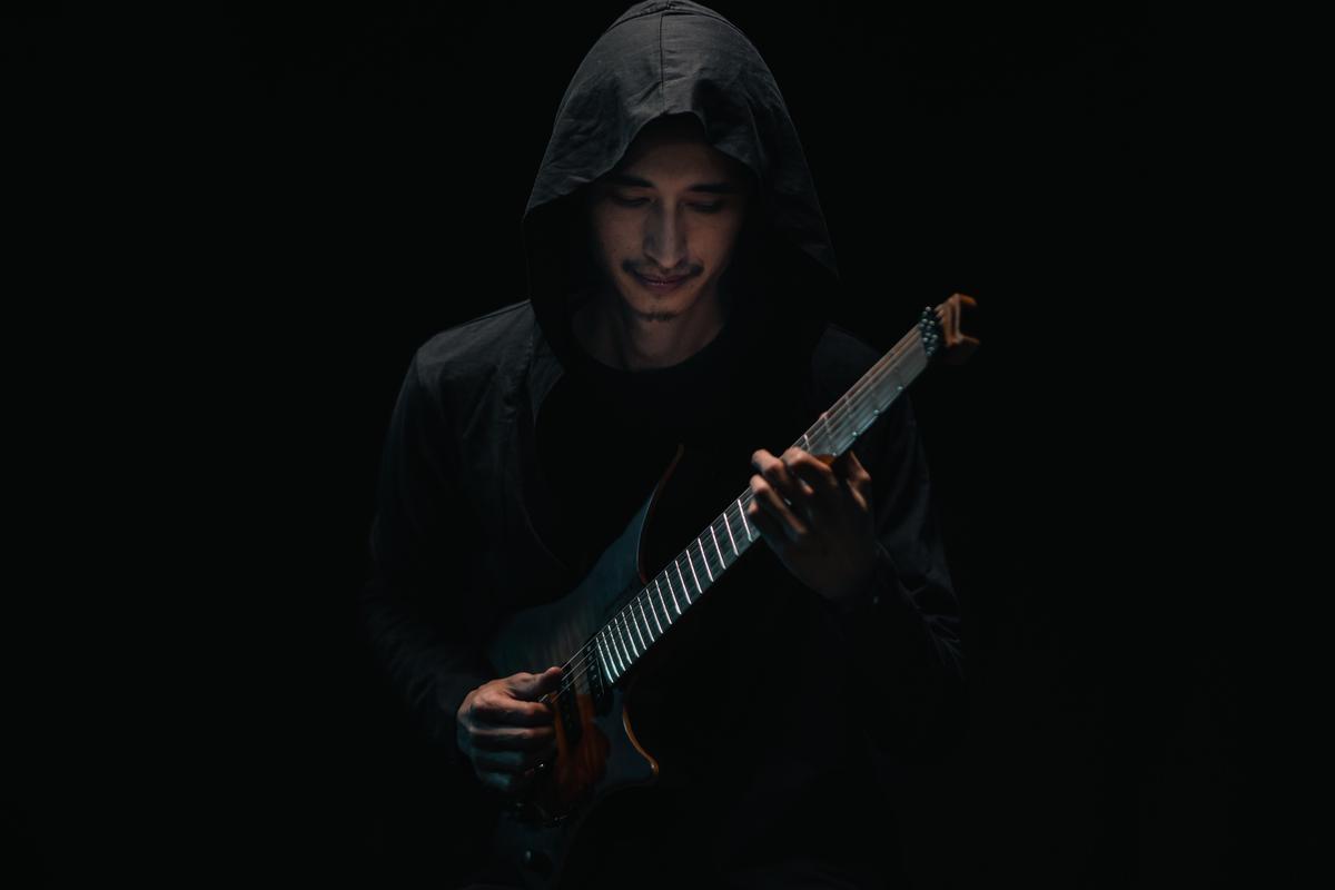 Arenlong, o guitarrista de Nagaland, disse que seu maior desafio era traduzir a música tradicional de Naga no violão. Arenlong, o guitarrista de Nagaland, disse que seu maior desafio era traduzir a música tradicional de Naga no violão.