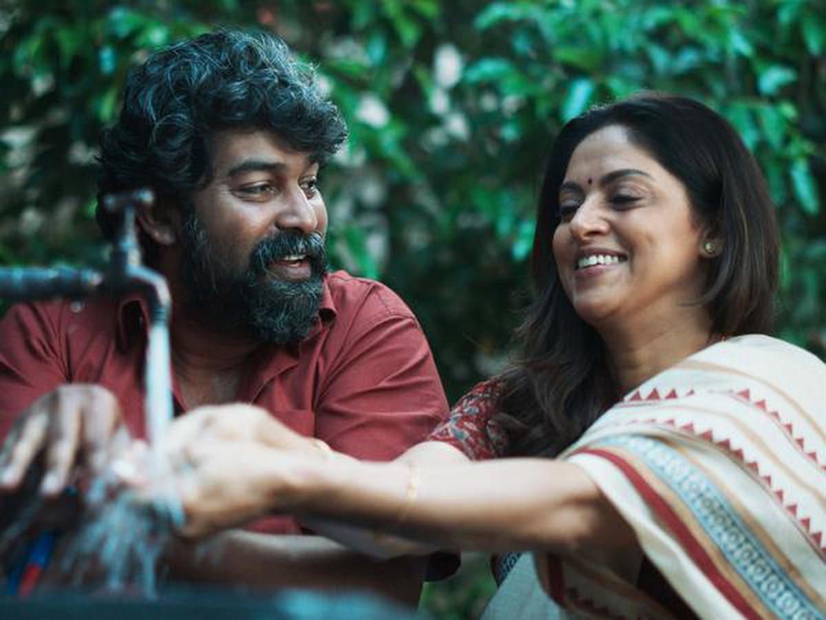 Joju George and Nadiya in Putham Pudhu Kaalai Vidiyaadhaa...