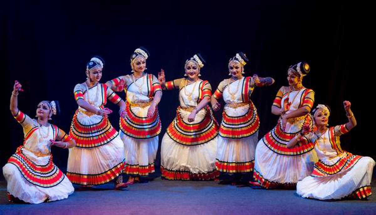 mohiniyattam group dance