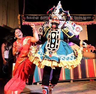 A review of the Therukoothu-based play Adavu - The Hindu