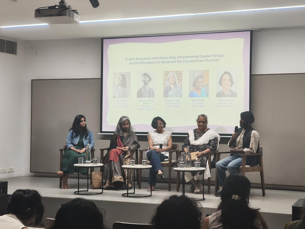 Um painel de discussão em ação 