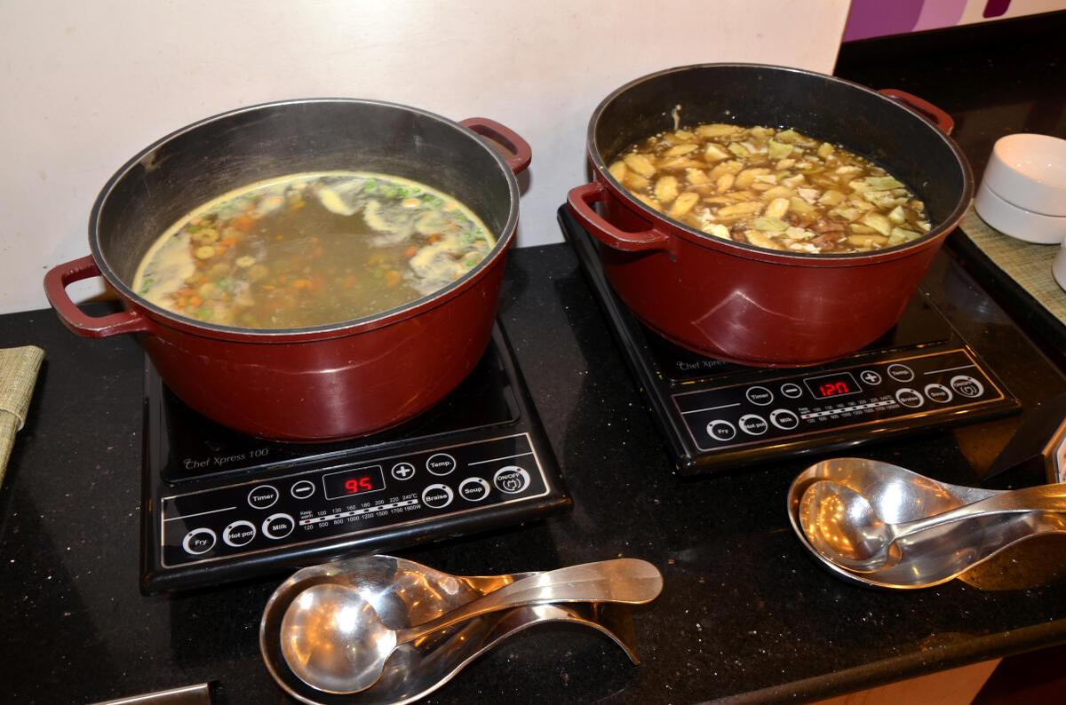 इंडक्शन कुकटॉप पर खाना पकाया जा रहा है (प्रतीकात्मक छवि)