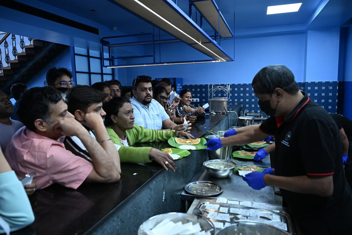 Multidões se aglomeram no restaurante