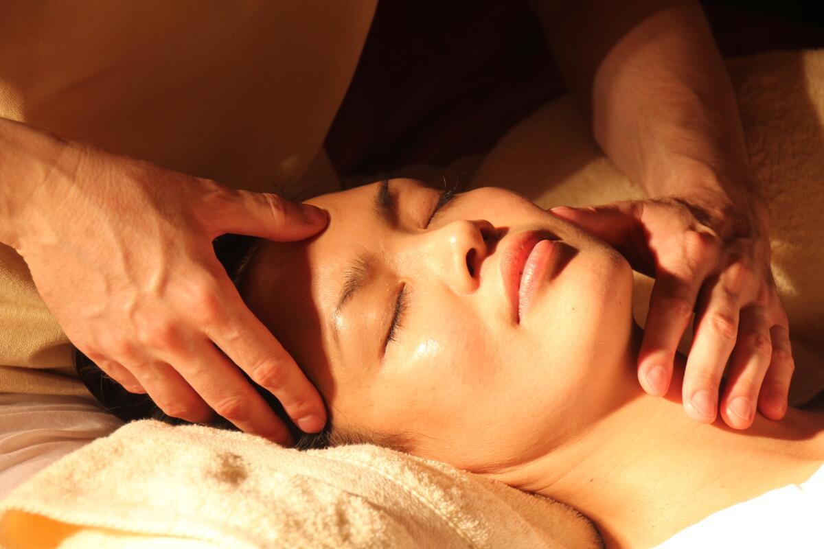 Some salons also offer pedicures, face massages and more along with the head spa. 