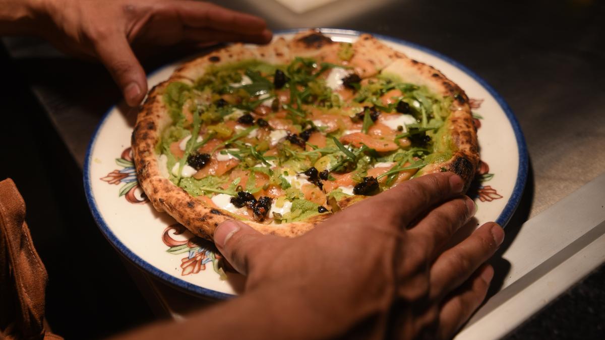 बेंगलुरु के नए रेस्तरां, पिज़्ज़ा नो कैप के साथ पिज़्ज़ा के पीछे के विज्ञान को समझना बेंगलुरु के नए रेस्तरां, पिज़्ज़ा नो कैप के साथ पिज़्ज़ा के पीछे के विज्ञान को समझना