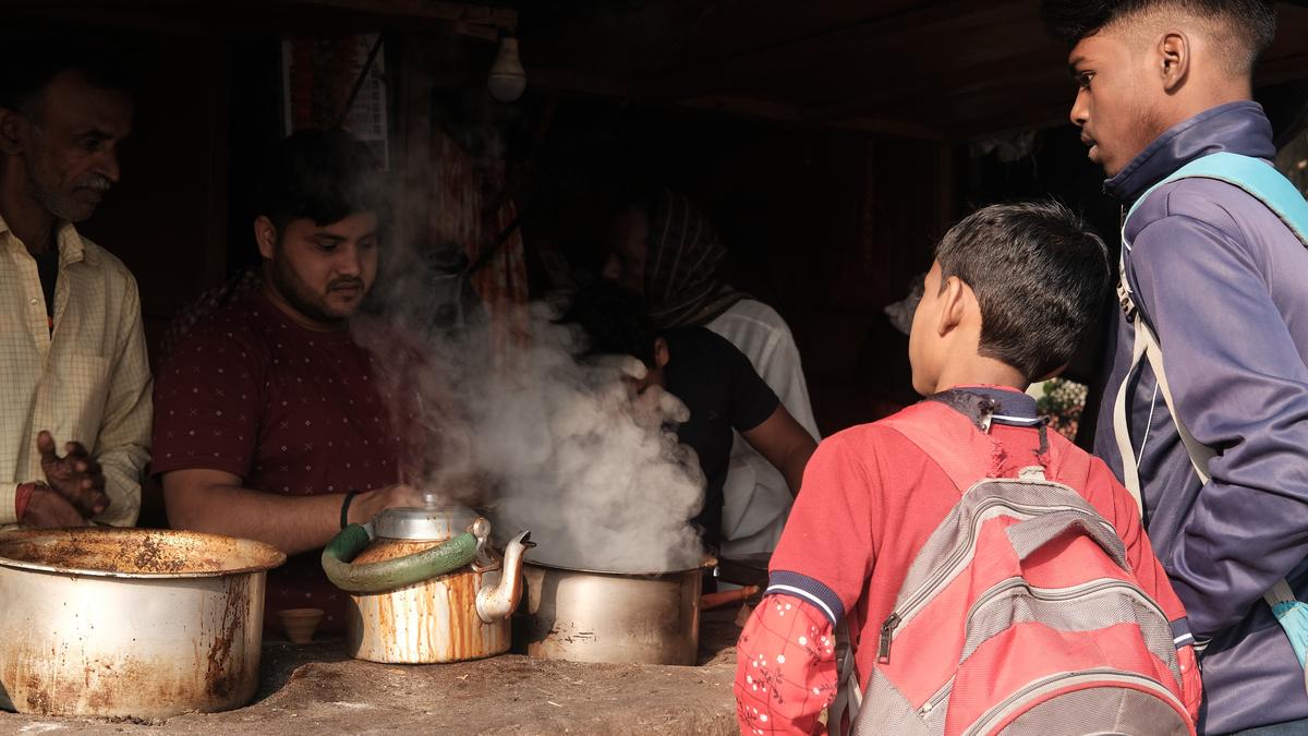 वाराणसी के चाय, मिठाई और पान निर्माताओं का शांत अनुशासन