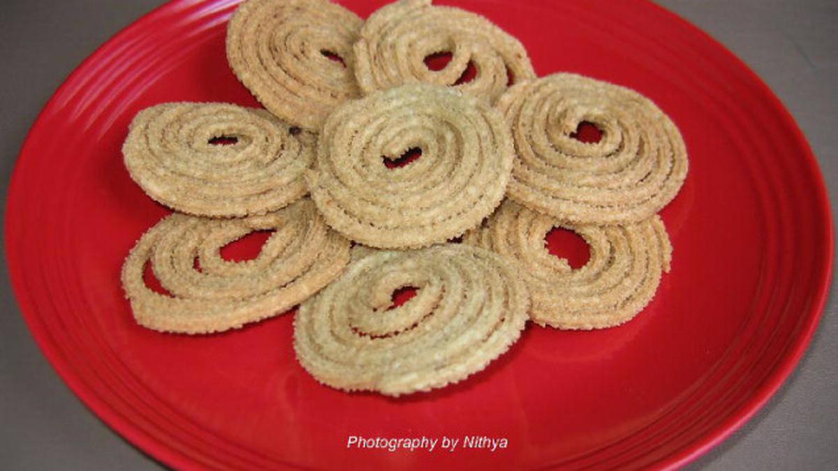 Deepavali special crispy thenga paal murukku (coconut milk murukku) recipe