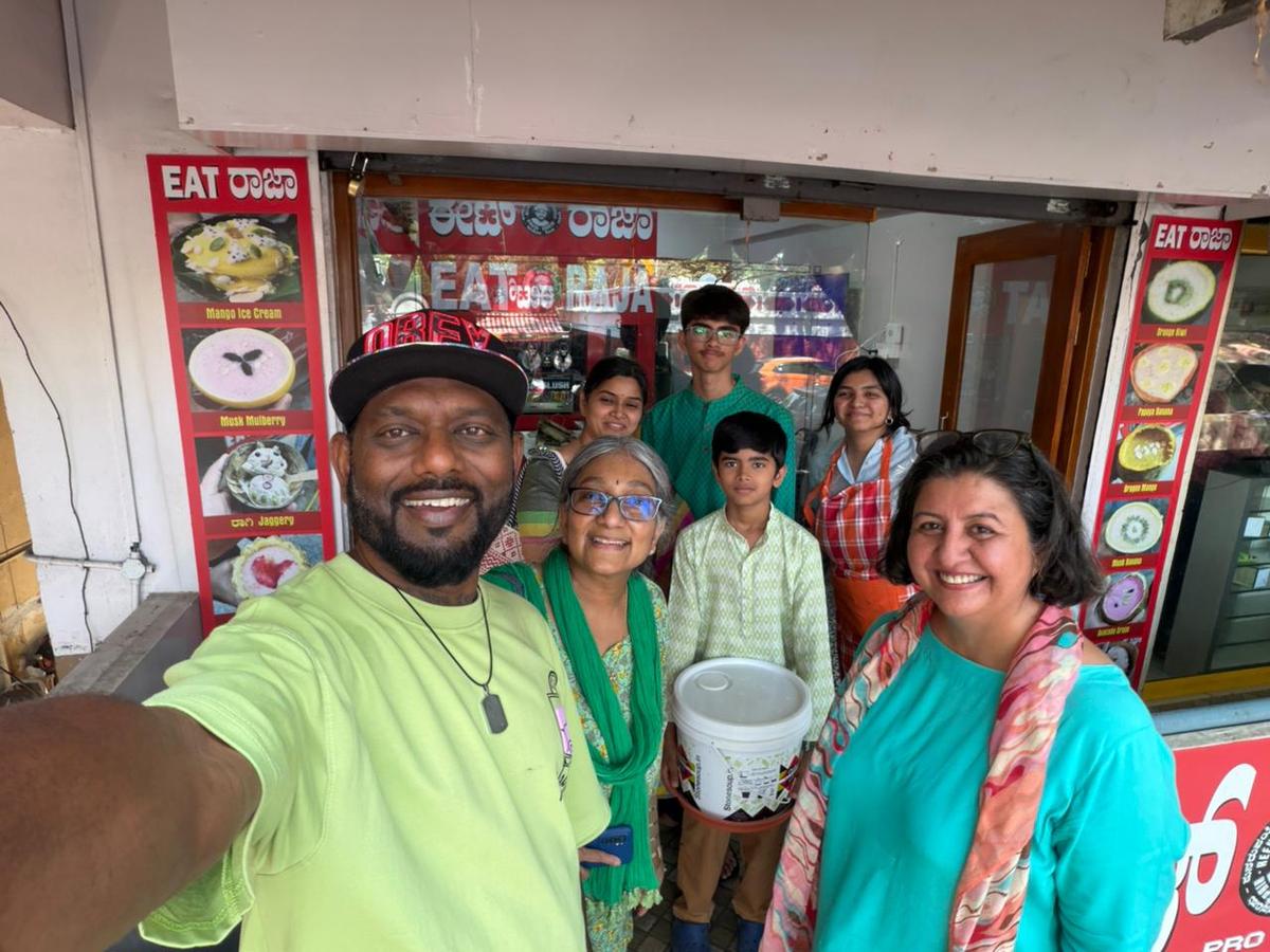 पिछली शून्य बर्बादी घटना से एक छवि। (बाईं ओर) ईटराजा से आनंद राजा, और उनके बगल में ओडेट कटराक