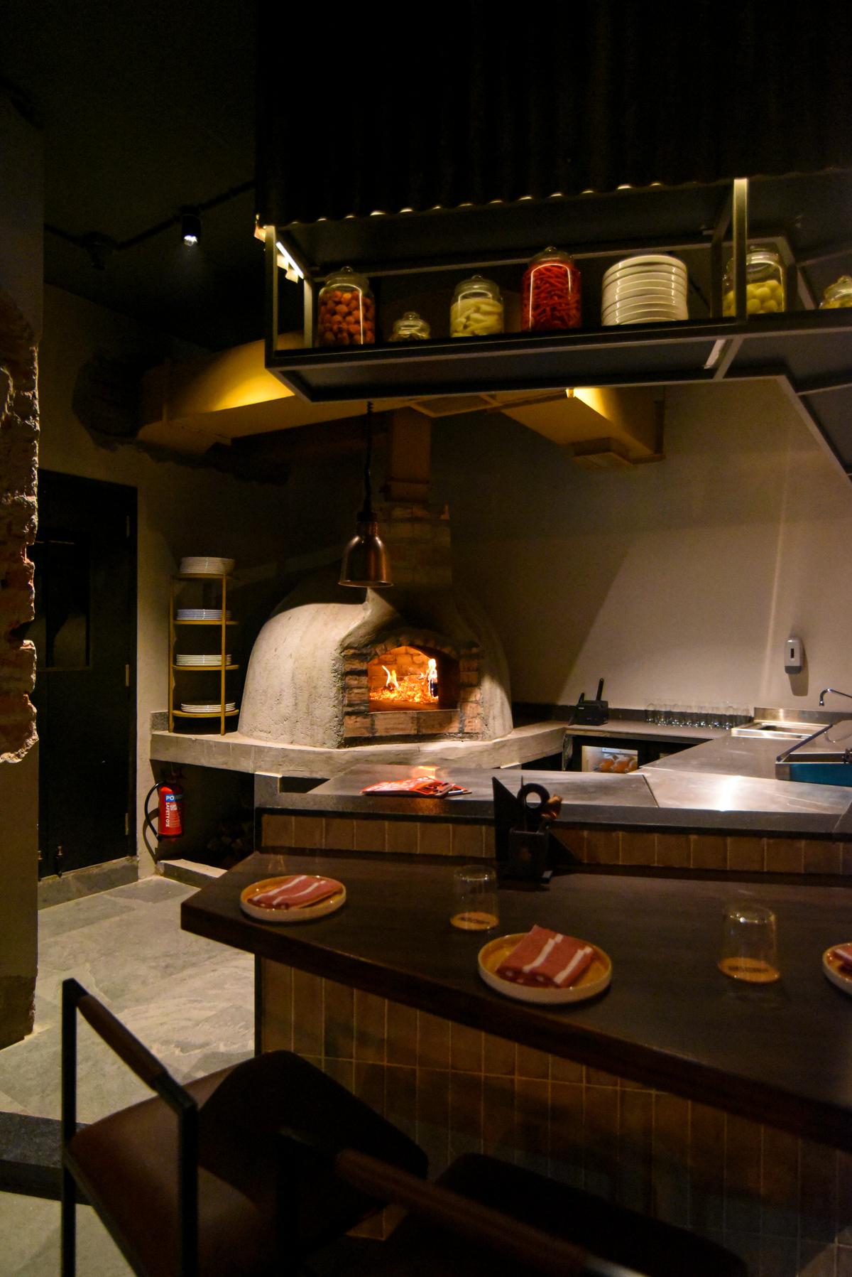 पिज़्ज़ा नो कैप पर ईंट ओवन