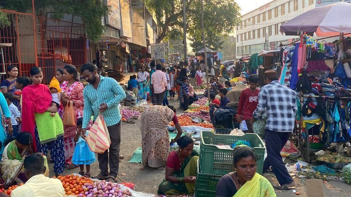 KKCCI urges authorities to build parking complex, shift hawkers and street vendors from Super Market area in Kalaburagi
